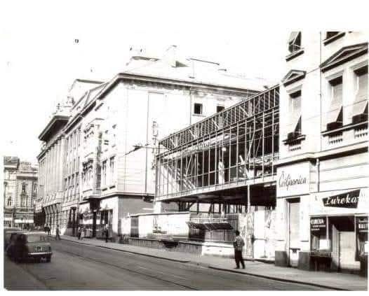 Robna kuća 'Standard konfekcija'. Montažni paviljon sa Zagrebačkog Velesajma. Izgorjela na staru godinu 1980. i od tada parcela služi kao parkiralište